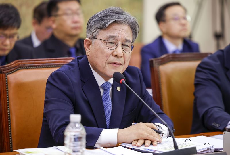 허민 국가유산청장이 8일 서울 여의도 국회 문화체육관광위원회에서 열린 국가유산청 국정감사에서 의원 질의에 답하고 있다. 뉴시스