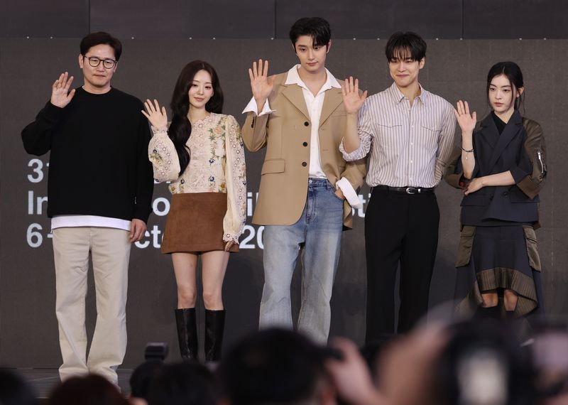제31회 부산국제영화제 사흘째인 8일 부산 해운대구 영화의전당에서 열린 영화 '최종면접' 야외무대인사에서 김정훈 감독(왼쪽부터), 배우 조이현, 김재원, 강유석, 배강희가 포즈를 취하고 있다. 연합뉴스