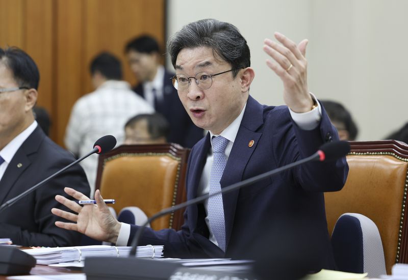 이억원 금융위원장이 8일 서울 여의도 국회에서 열린 정무위원회 국정감사에서 질의에 답하고 있다. 뉴시스