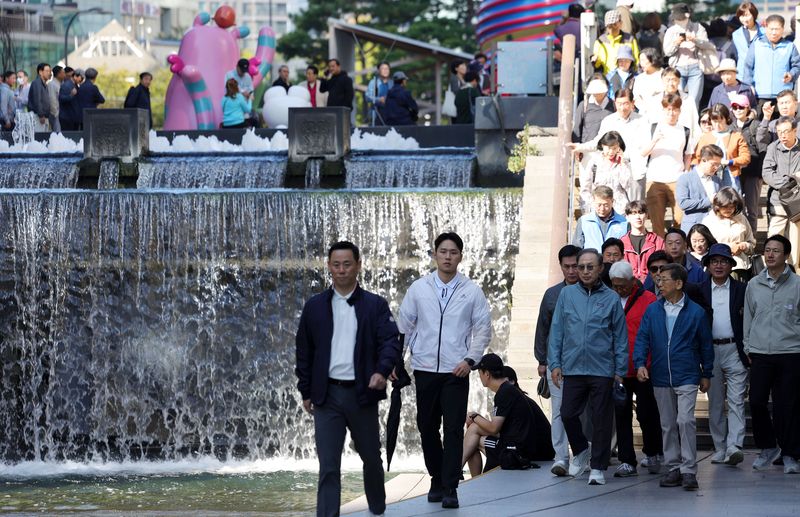 [서울=뉴시스] 홍효식 기자 = 이명박 전 대통령이 8일 오전 서울 중구 청계천 산책로를 걷고 있다.'청계천을 사랑하는 모임'(청사모)가 주관하는 청계천 걷기 행사는 매년 봄과 가을 두 차례씩 진행되는데, 이 전 대통령은 2013년 퇴임 후 행사에 꾸준히 참여하고 있다. 광화문 청계광장에서 출발해 성동구 신답철교까지 약 5.8km를 걷는다. ‘청사모’는 청계천 복원 당시 서울시 청계천 추진본부에 재직했던 공무원들이 자발적으로 만든 조직으로, 청계천 시장 상인들 및 관계자들과 함께 현재까지 모임을 이어가고 있다. 2026.10.08.