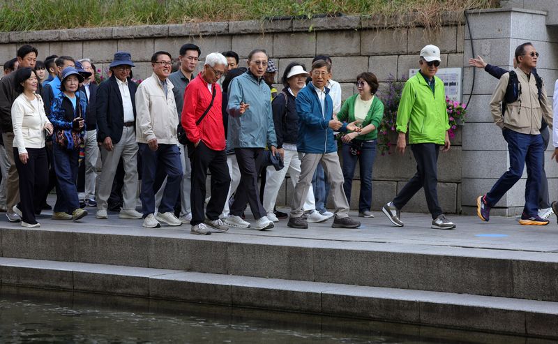 [서울=뉴시스] 홍효식 기자 = 이명박 전 대통령이 8일 오전 서울 중구 청계천 산책로를 걷고 있다.'청계천을 사랑하는 모임'(청사모)가 주관하는 청계천 걷기 행사는 매년 봄과 가을 두 차례씩 진행되는데, 이 전 대통령은 2013년 퇴임 후 행사에 꾸준히 참여하고 있다. 광화문 청계광장에서 출발해 성동구 신답철교까지 약 5.8km를 걷는다. ‘청사모’는 청계천 복원 당시 서울시 청계천 추진본부에 재직했던 공무원들이 자발적으로 만든 조직으로, 청계천 시장 상인들 및 관계자들과 함께 현재까지 모임을 이어가고 있다. 2026.10.08.
