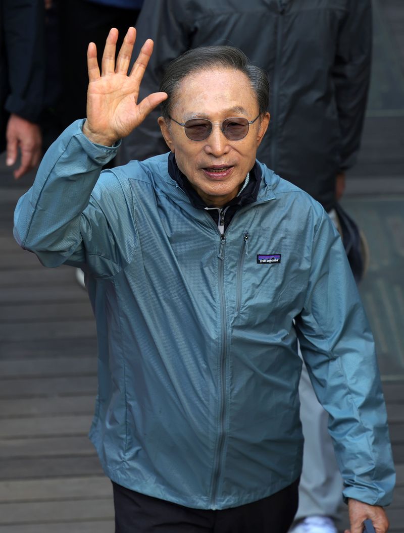 [서울=뉴시스] 홍효식 기자 = 이명박 전 대통령이 8일 오전 서울 중구 청계천 산책로를 걸으며 취재진을 향해 손을 흔들고 있다.'청계천을 사랑하는 모임'(청사모)가 주관하는 청계천 걷기 행사는 매년 봄과 가을 두 차례씩 진행되는데, 이 전 대통령은 2013년 퇴임 후 행사에 꾸준히 참여하고 있다. 광화문 청계광장에서 출발해 성동구 신답철교까지 약 5.8km를 걷는다. ‘청사모’는 청계천 복원 당시 서울시 청계천 추진본부에 재직했던 공무원들이 자발적으로 만든 조직으로, 청계천 시장 상인들 및 관계자들과 함께 현재까지 모임을 이어가고