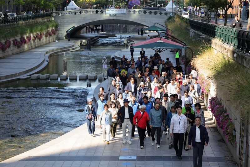 [서울=뉴시스] 홍효식 기자 = 이명박 전 대통령이 8일 오전 서울 중구 청계천 산책로를 걷고 있다.'청계천을 사랑하는 모임'(청사모)가 주관하는 청계천 걷기 행사는 매년 봄과 가을 두 차례씩 진행되는데, 이 전 대통령은 2013년 퇴임 후 행사에 꾸준히 참여하고 있다. 광화문 청계광장에서 출발해 성동구 신답철교까지 약 5.8km를 걷는다. ‘청사모’는 청계천 복원 당시 서울시 청계천 추진본부에 재직했던 공무원들이 자발적으로 만든 조직으로, 청계천 시장 상인들 및 관계자들과 함께 현재까지 모임을 이어가고 있다. 2026.10.08.
