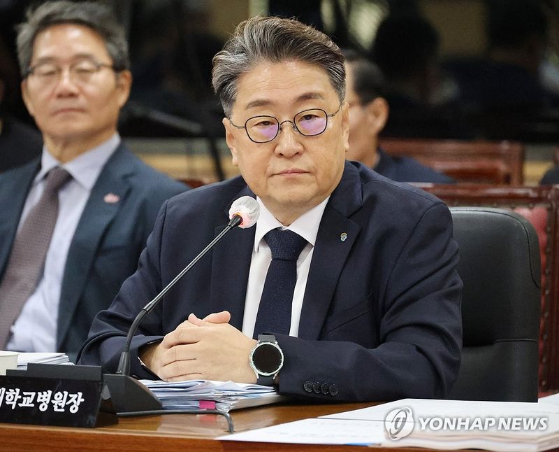 질의듣는 김원섭 충북대병원장 (출처=연합뉴스)