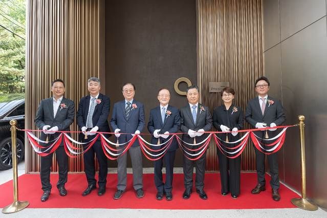 지난달 28일 열린 메리츠증권 PIB PRESTIGE센터 개소식에서 참석자들이 테이프 커팅을 하고 있다. 메리츠증권 제공