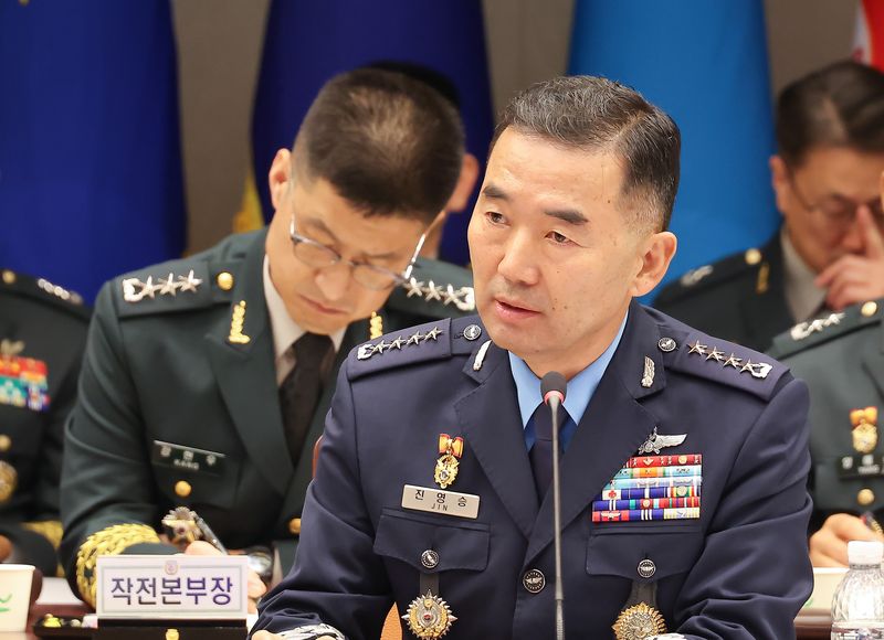 진영승 합동참모본부 의장이 8일 서울 용산구 국방부에서 열린 국회 국방위원회의 합동참모본부에 대한 국정감사에서 질의에 답하고 있다. 국회사진기자단