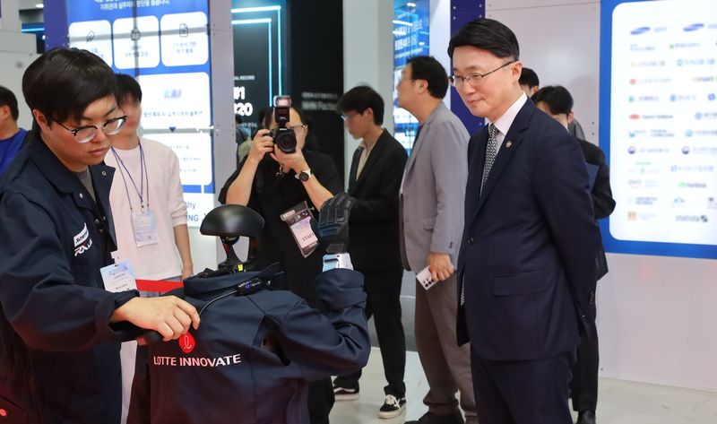 롯데이노베이트 'RX LAB'에 방문한 류제명 과학기술정보통신부 제2차관(오른쪽)이 롯데이노베이트의 피지컬 AI 기술을 관심있게 보고 있는 모습. 롯데이노베이트 제공