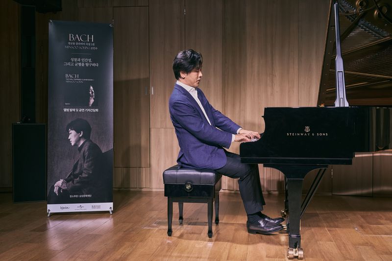 [서울=뉴시스] 피아니스트 손민수가 8일 서울 용산구 사운즈S에서 열린 바흐 평균율 1권 발매·월드투어 기념 기자간담회에서 연주하고 있다. (사진=목프로덕션 제공) 2026.10.08. photo@newsis.com *재판매 및 DB 금지