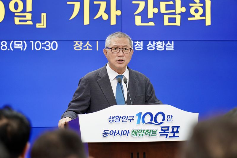 강성휘 목포시장이 8일 민선 9기 출범 100일을 맞아 기자간담회를 열고 지난 100일간의 시정 운영 성과와 함께 민선 9기 주요 정책의 구체적인 추진 방향을 설명하고 있다. 목포시 제공
