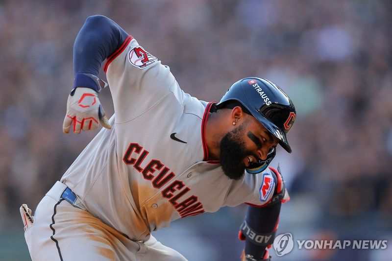 3타점 3루타 치고 기뻐하는 아델 (출처=연합뉴스)