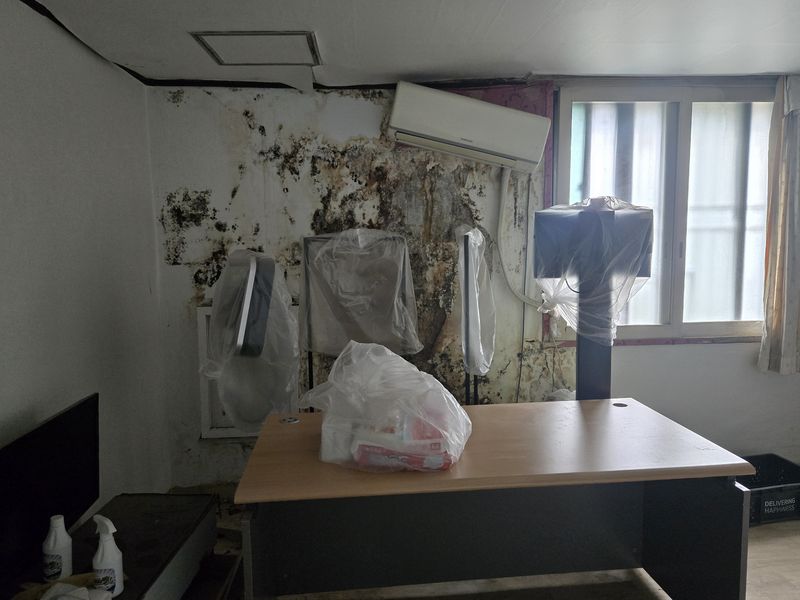 국내 한 휴게소 직원 기숙사 방 일부가 옥상 누수로 인해 폐쇄된 모습.(윤종오 진보당 의원실 제공. 재판매 및 DB 금지)/뉴스1