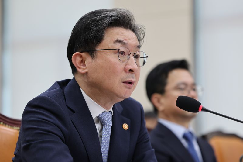 이억원 금융위원장이 8일 서울 여의도 국회에서 열린 정무위원회 국정감사에 출석해 의원 질의에 답하고 있다. ⓒ 뉴스1 김도우 기자