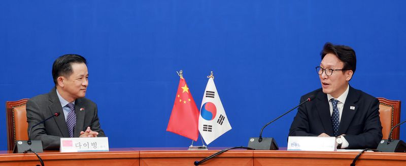김민석 더불어민주당 대표가 8일 국회를 찾은 다이빙 주한중국대사를 만나 인사말하고 있다. 연합뉴스