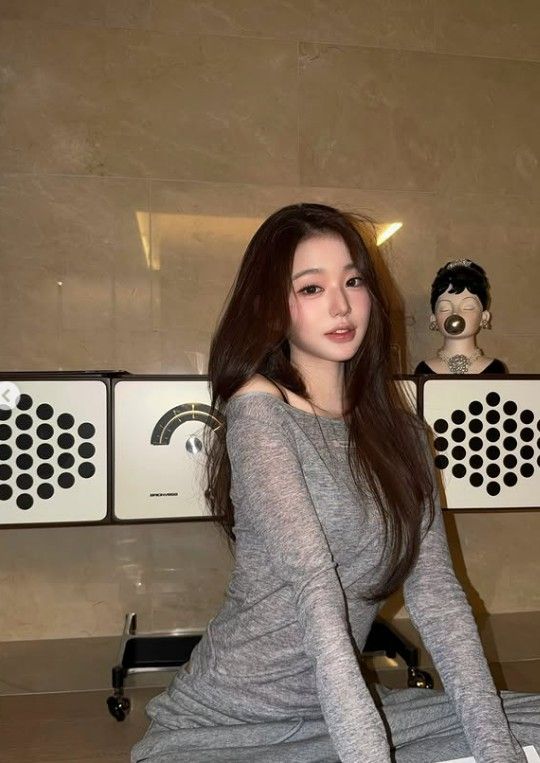 [서울=뉴시스] 장원영이 거실에 설치된 스피커 앞에 앉아 사진을 찍는 모습이다. (사진= 장원영 SNS 캡처) 2026.10.08. photo@newsis.com *재판매 및 DB 금지