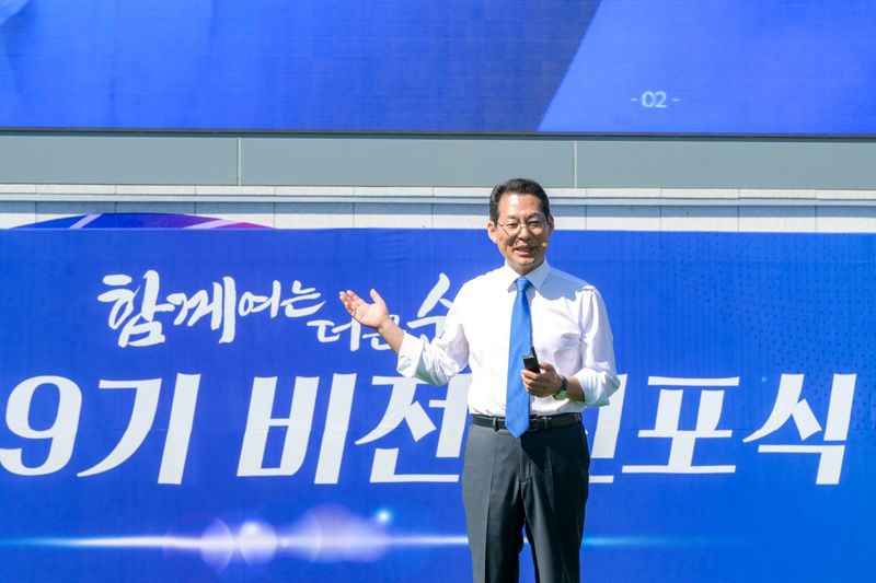순훈모 시장이 8일 민선 9기 출범 100일을 맞아 남문터 광장에서 비전 선포식을 갖고 '미래경제도시 순천'으로 도약하기 위한 청사진을 공식 발표하고 있다. 순천시 제공