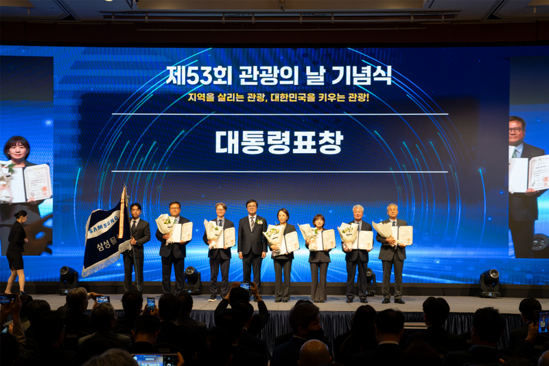 한양대학교 관광학부 이훈 교수(왼쪽 세 번째)가 지난 9월 30일 서울 중구 롯데호텔에서 열린 '제53회 관광의 날' 기념식에서 대통령표창을 수상한 뒤 참가자들과 기념촬영을 하고 있다. 한양대 제공