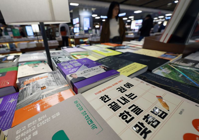 한글날 제정 100주년을 앞둔 7일 서울의 한 대형 서점에 한글 맞춤법과 문해력 관련 도서가 진열돼 있다. 예스24가 올해 1월 1일부터 9월 30일까지 '우리말' 키워드 도서 판매량은 전년 같은 기간보다 11.2% 증가했다고 7일 밝혔다. 아울러 '문해력' 관련서의 2021~2025년 합계 판매량은 직전 5년보다 약 100배 늘어났다. 2026.10.7 ⓒ 뉴스1 구윤성 기자