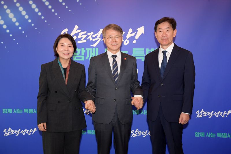 민형배 전남광주통합특별시장(광주특별시장·가운데)이 8일 백승주 균형발전부시장(오른쪽)과 윤난실 시민주권부시장(왼쪽)에게 임명장을 수여한 뒤 기념촬영을 하고 있다. 광주특별시 제공