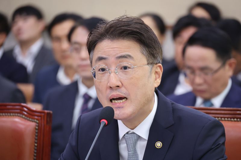 이진수 법무부 차관이 8일 서울 여의도 국회에서 열린 법제사법위원회의 법무부 등에 대한 국정감사에서 의원 질의에 답변하고 있다. 2026.10.8 ⓒ 뉴스1 신웅수 기자