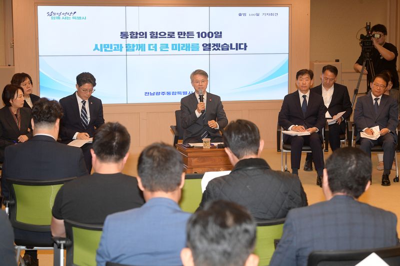 민형배 전남광주통합특별시장(광주특별시장)이 8일 광주청사 비즈니스룸에서 취임 100일 기자회견을 하고 있다. 광주특별시 제공