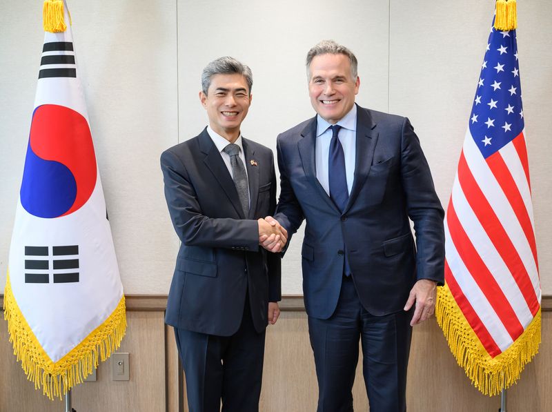 8일 오전 국방부에서, 강신철 국방부장관과 데이브 맥코믹(Dave McCormick) 미 상원의원이 악수하고 있다. 국방부 제공