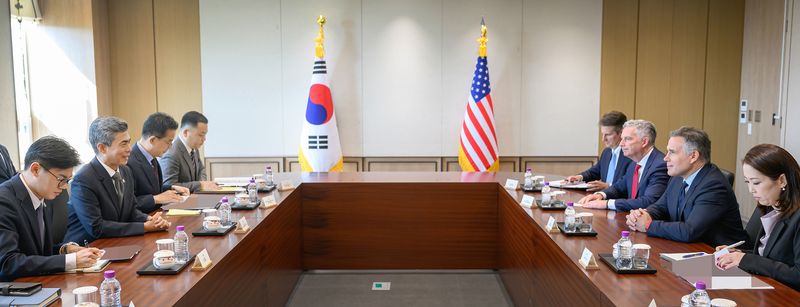 8일 오전, 강신철 국방부장관과 데이브 맥코믹(Dave McCormick) 미 상원의원이 한미동맹과 역내 안보정세 및 주요 동맹 현안에 대해 논의하고 있다. 국방부 제공