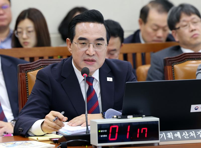 박홍근 기획예산처 장관이 8일 서울 여의도 국회 재정경제기획위원회에서 열린 기획예산처에 대한 국정감사에서 의원 질의에 답하고 있다. 뉴스1