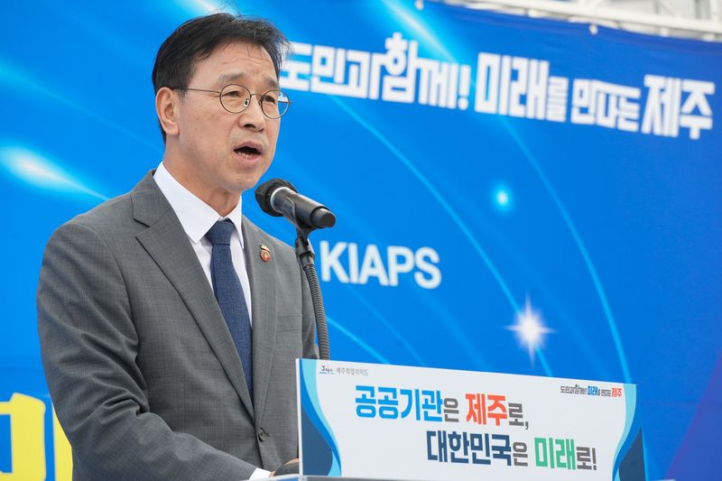 위성곤 제주도지사가 지난 9월19일 제주시 탐라문화광장에서 열린 2차 공공기관 제주 유치 범도민 홍보캠페인에서 발언하고 있다. 제주도는 한국마사회와 한국공항공사, 한국에너지기술평가원을 최우선 유치 대상 기관으로 선정해 정부의 지방이전 계획에 반영될 수 있도록 대응하고 있다. 사진=제주특별자치도