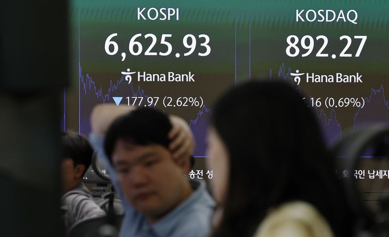 8일 서울 중구 하나은행 본점 딜링룸 전광판에 코스피 등 시황이 표시되고 있다. ⓒ 뉴스1 구윤성 기자