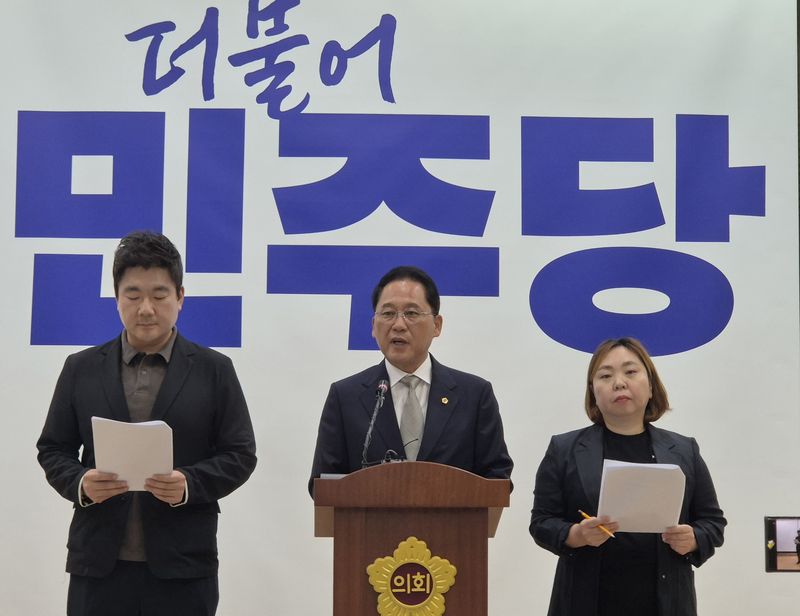 경기도의회 더불어민주당 안광률 대표의원, 장한별 총괄수석부대표, 전자영 수석대변인이 8일 도의회 브리핑룸에서 기자회견을 열고 있다. 뉴시스