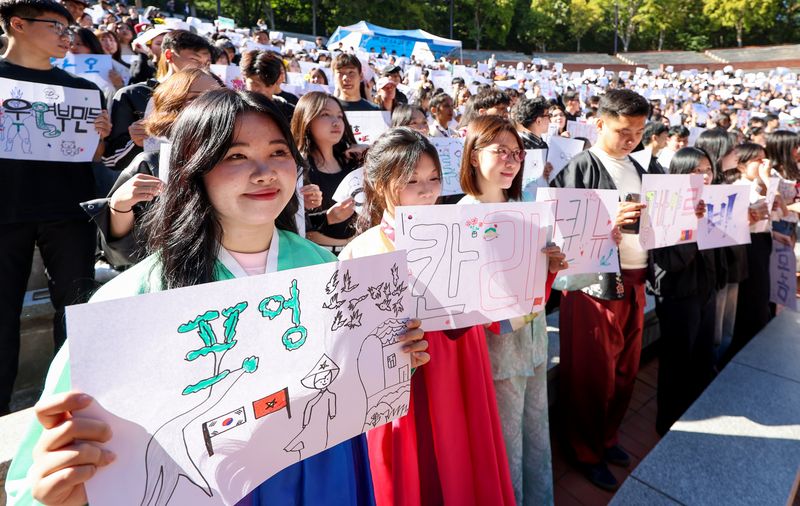 [대구=뉴시스] 이무열 기자 = 한글날을 하루 앞둔 8일 대구 달서구 계명대학교 성서캠퍼스에서 열린 제580돌 한글날 기념 한국어 퀴즈대회·외국인 유학생 잔치한마당에서 학생들이 본인의 이름이 적힌 A3 용지를 들고 퍼포먼스를 하고 있다. 2026.10.08. lmy@newsis.com