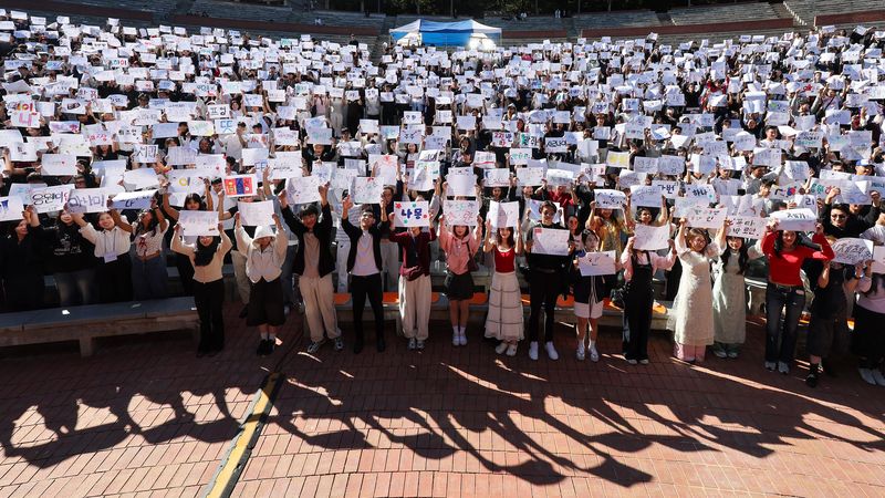 [대구=뉴시스] 이무열 기자 = 한글날을 하루 앞둔 8일 대구 달서구 계명대학교 성서캠퍼스에서 열린 제580돌 한글날 기념 한국어 퀴즈대회·외국인 유학생 잔치한마당에서 학생들이 본인의 이름이 적힌 A3 용지를 들고 퍼포먼스를 하고 있다. 2026.10.08. lmy@newsis.com