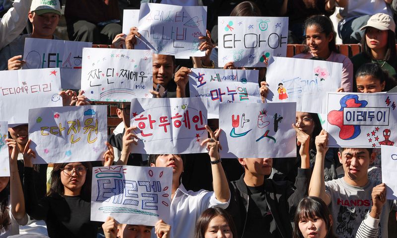 [대구=뉴시스] 이무열 기자 = 한글날을 하루 앞둔 8일 대구 달서구 계명대학교 성서캠퍼스에서 열린 제580돌 한글날 기념 한국어 퀴즈대회·외국인 유학생 잔치한마당에서 학생들이 본인의 이름이 적힌 A3 용지를 들고 퍼포먼스를 하고 있다. 2026.10.08. lmy@newsis.com
