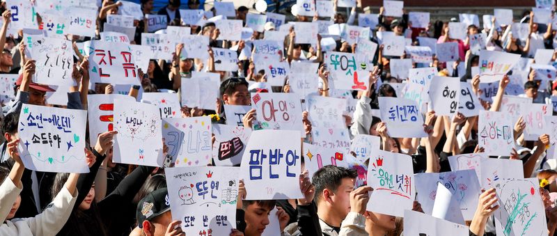 [대구=뉴시스] 이무열 기자 = 한글날을 하루 앞둔 8일 대구 달서구 계명대학교 성서캠퍼스에서 열린 제580돌 한글날 기념 한국어 퀴즈대회·외국인 유학생 잔치한마당에서 학생들이 본인의 이름이 적힌 A3 용지를 들고 퍼포먼스를 하고 있다. 2026.10.08. lmy@newsis.com
