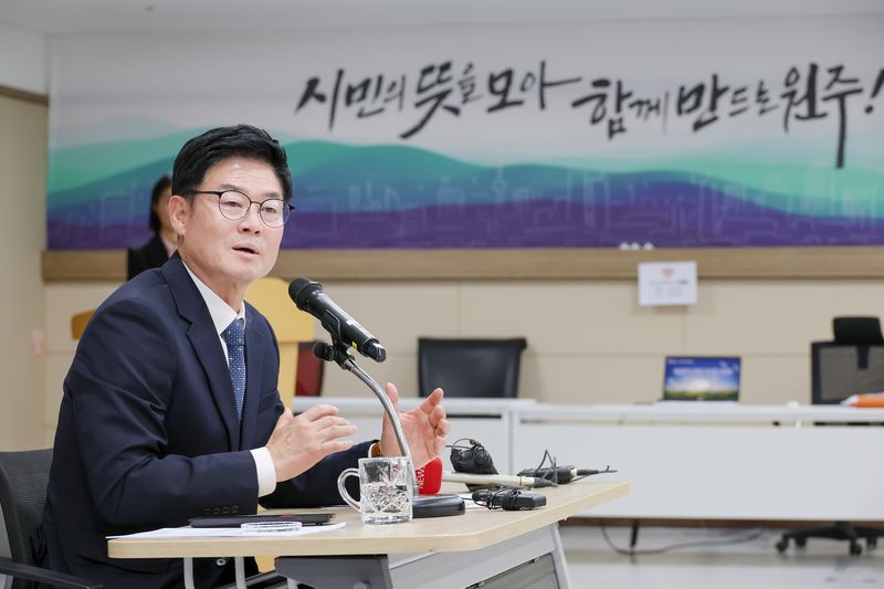 구자열 원주시장이 취임 100일을 맞아 8일 시청 다목적실에서 브리핑을 열고 시민 생활과 밀접한 정책 추진 방향을 설명하고 있다. 원주시 제공