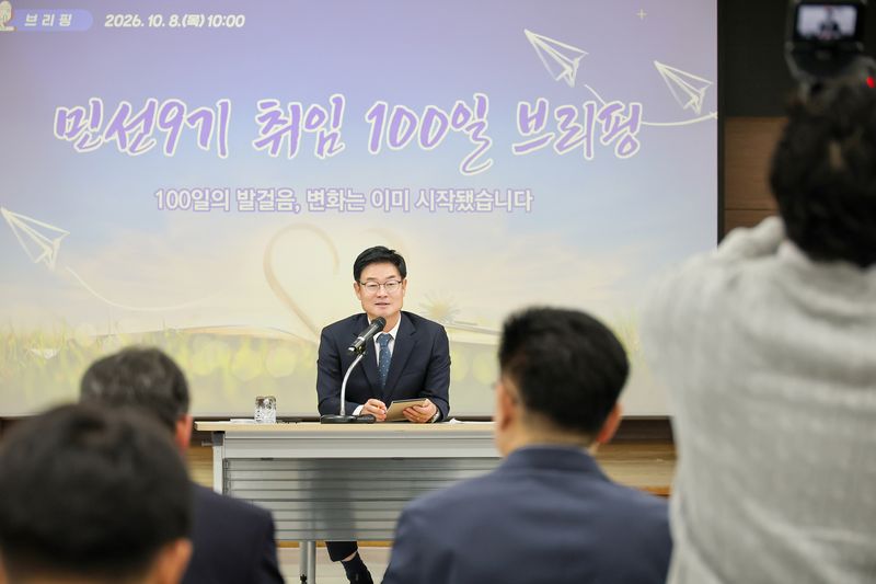 구자열 원주시장이 취임 100일을 맞아 8일 시청 다목적실에서 브리핑을 열고 미래산업에 대한 비전을 제시하고 있다. 원주시 제공