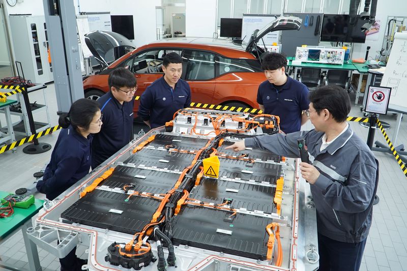 [서울=뉴시스] BMW코리아의 고전압 테크니션(HVT) 교육 과정의 모습. (사진=BMW코리아 제공) 2026.10.8. photo@newsis.com *재판매 및 DB 금지