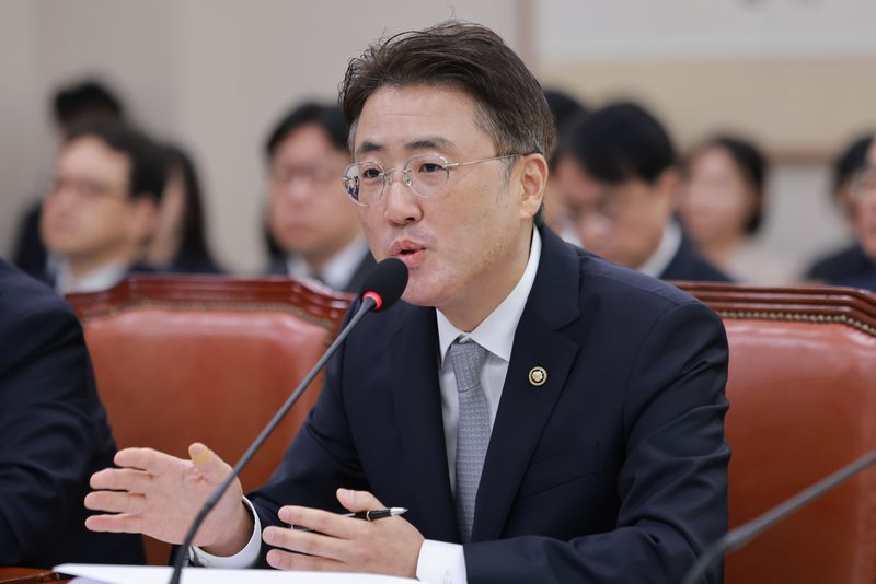 이진수 법무부 장관 직무대행이 8일 국회 법제사법위원회에서 열린 법무부 등에 대한 국정감사에서 법사위원의 질의에 답하고 있다. 연합뉴스