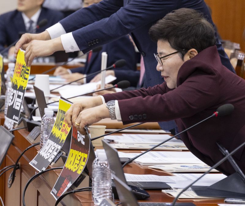 "미래대응기금 반대" 국회 재정경제기획위원회 소속 국민의힘 의원들이 8일 국회에서 열린 기획예산처 국정감사에서 미래대응기금에 반대하는 인쇄물을 노트북에 부착하고 있다. 연합뉴스