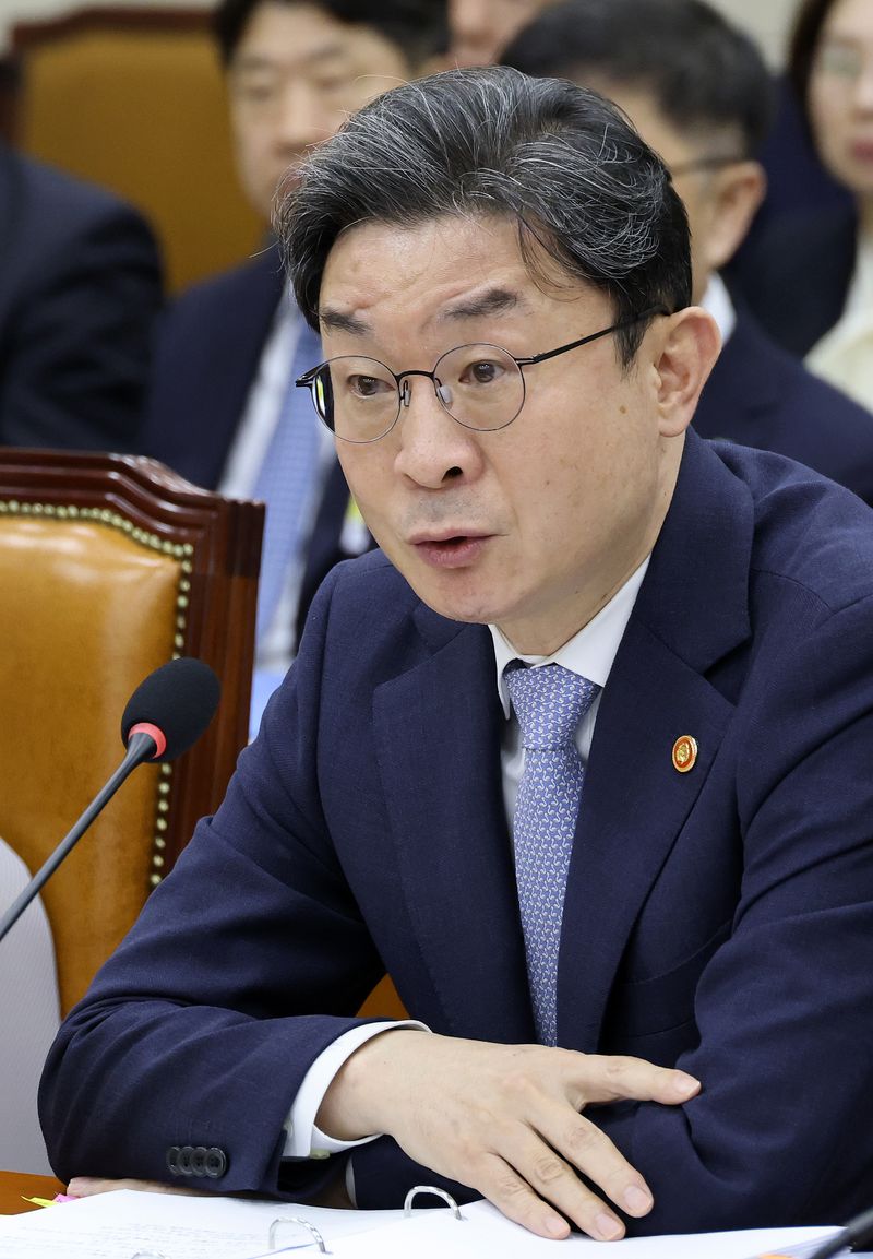 이억원 금융위원장이 8일 국회 정무위원회에서 열린 금융위원회 국정감사에서 위원들의 질의에 답하고 있다. 연합뉴스