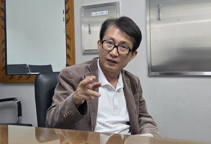 신간 '박정희는 역사이다'를 펴낸 이재훈 한미동맹협의회 역사위원장이 지난 2일 서울 서초구의 한 사무실에서 본지와 인터뷰하고 있다. 사진=장인서 기자