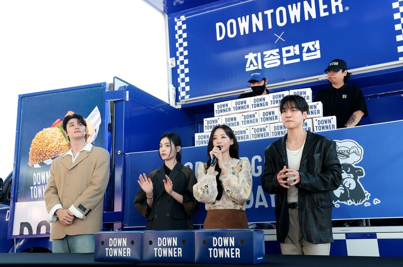 '최종면접' 배우 김재원(왼쪽부터)과 배강희, 조이현, 강유석이 8일 오후 부산 영화의전당 야외 광장에서 열린 다운타우너 행사에 참석해 팬과 즐거운 시간을 보내고 있다. 뉴스1화상