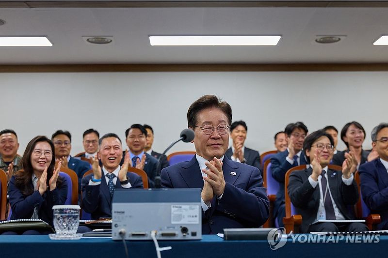 극초음속 활공비행체 최초 시험발사 성공…이재명 대통령 참관 (출처=연합뉴스)