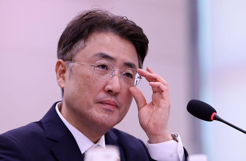 [서울=뉴시스] 고범준 기자 = 이진수 법무부 장관 직무대행(차관)이 8일 서울 여의도 국회에서 열린 법제사법위원회 국정감사(법무부 등)에서 안경을 고쳐쓰고 있다. 2026.10.08. bjko@newsis.com