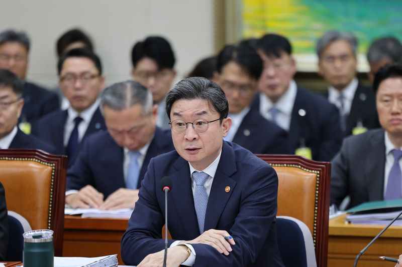 이억원 금융위원장이 8일 서울 여의도 국회에서 열린 정무위원회 국정감사에 출석해 의원 질의에 답하고 있다. 2026.10.8 ⓒ 뉴스1 김도우 기자