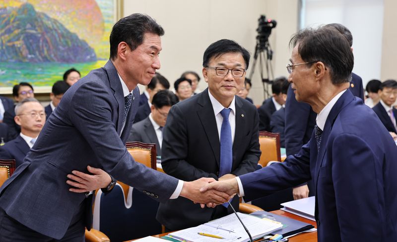 장민영 IBK기업은행장과 박상진 한국산업은행 회장이 8일 서울 여의도 국회에서 열린 정무위원회 국정감사에 출석해 유동수 정무위원장과 인사를 나누고 있다. 2026.10.8 ⓒ 뉴스1 김도우 기자