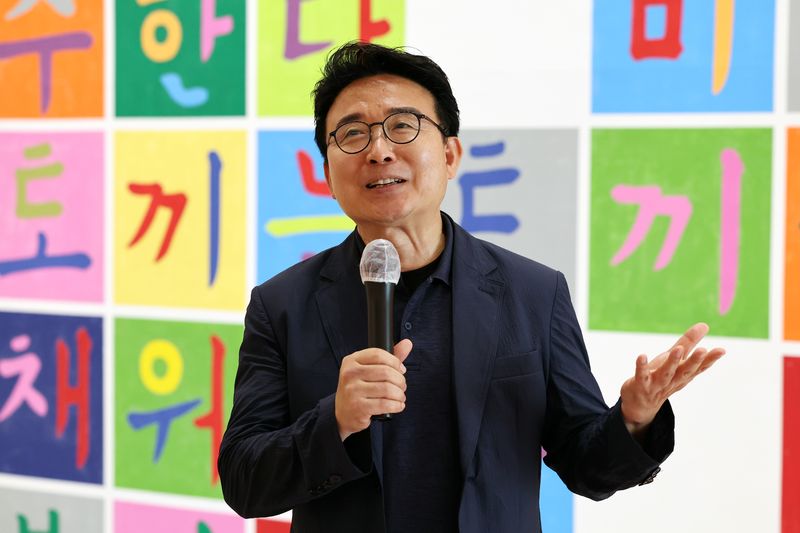 [청주=뉴시스] 박진희 기자 = 한글 작가 강익중.뉴시스DB. 2024.07.04. pak7130@newsis.com