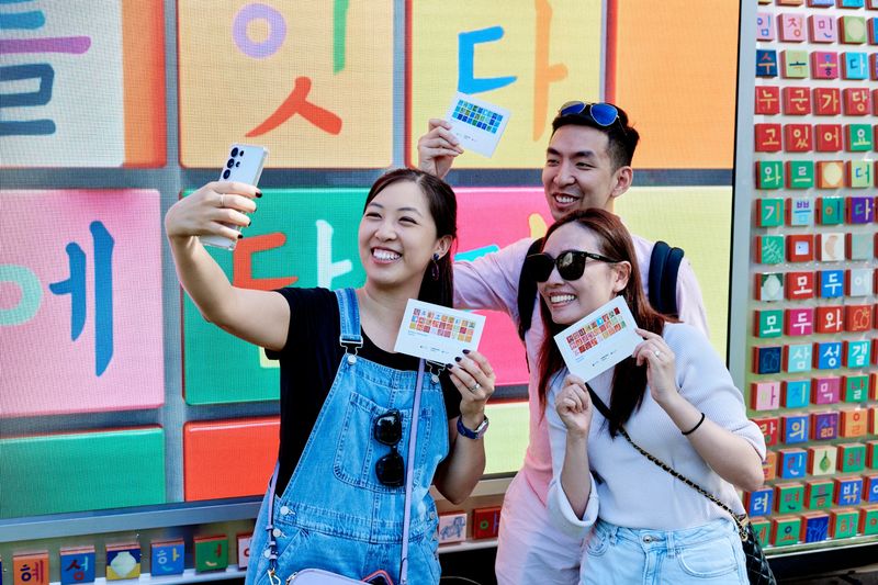 [서울=뉴시스] 고승민 기자 = 삼성전자가 한글날을 맞아 뉴욕한국문화원, 세계적인 설치미술가 강익중 작가와 함께 미국 주요 대학교에서 기술과 예술이 만나 한글의 아름다움과 가치를 알리는 '한글 트럭' 프로젝트를 진행했다.(사진=삼성전자 제공) 2025.10.09. photo@newsis.com *재판매 및 DB 금지
