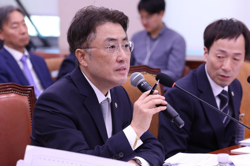 [서울=뉴시스] 고범준 기자 = 이진수 법무부 장관 직무대행(차관)이 8일 서울 여의도 국회에서 열린 법제사법위원회 국정감사(법무부 등)에서 마이크 고장으로 관계자로부터 받은 무선마이크로 의원 질의에 답변하고 있다. 2026.10.08. bjko@newsis.com