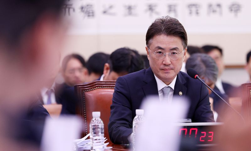 [서울=뉴시스] 고범준 기자 = 이진수 법무부 장관 직무대행(차관)이 8일 서울 여의도 국회에서 열린 법제사법위원회 국정감사(법무부 등)에서 의원 질의를 듣고 있다. 2026.10.08. bjko@newsis.com